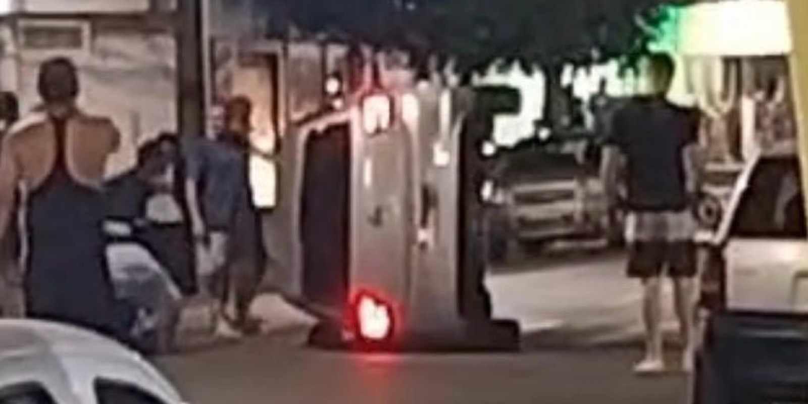 VEJA O VÍDEO: Motorista bate em veículo parado e tomba automóvel; populares ajudaram a desvirar o carro e prestar atendimento ao condutor