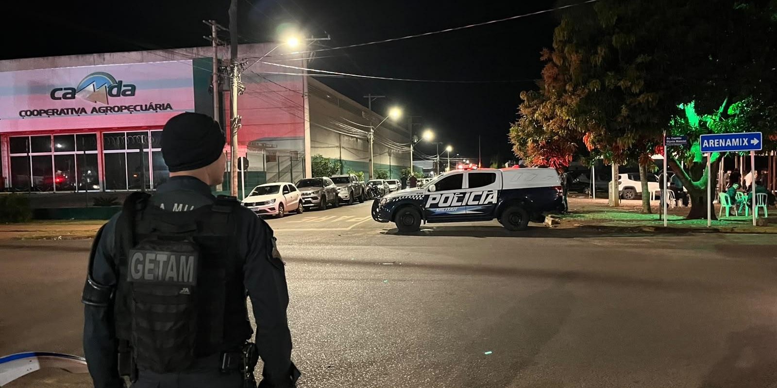 VEJA O VÍDEO: Chega de baderna! PM intensifica blitz na região de badalado bar e fecha o cerco contra motos barulhentas: Testes de bafômetro também foram realizados 
