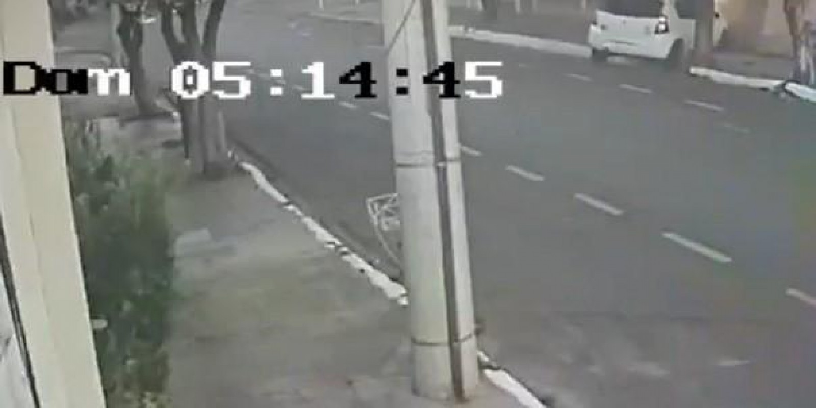 EXCLUSIVO: Câmera de segurança flagra momento exato em que motorista causa grave acidente após dar “cavalo de pau”
