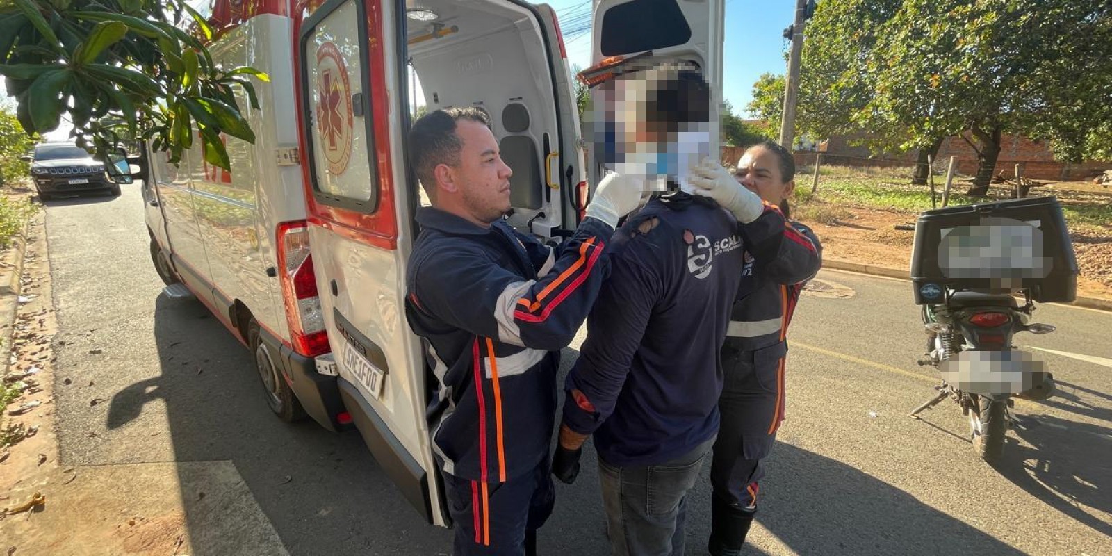 VEJA O VÍDEO: Mulher dá marcha à ré com carro para sair da garagem e provoca acidente em Três Lagoas