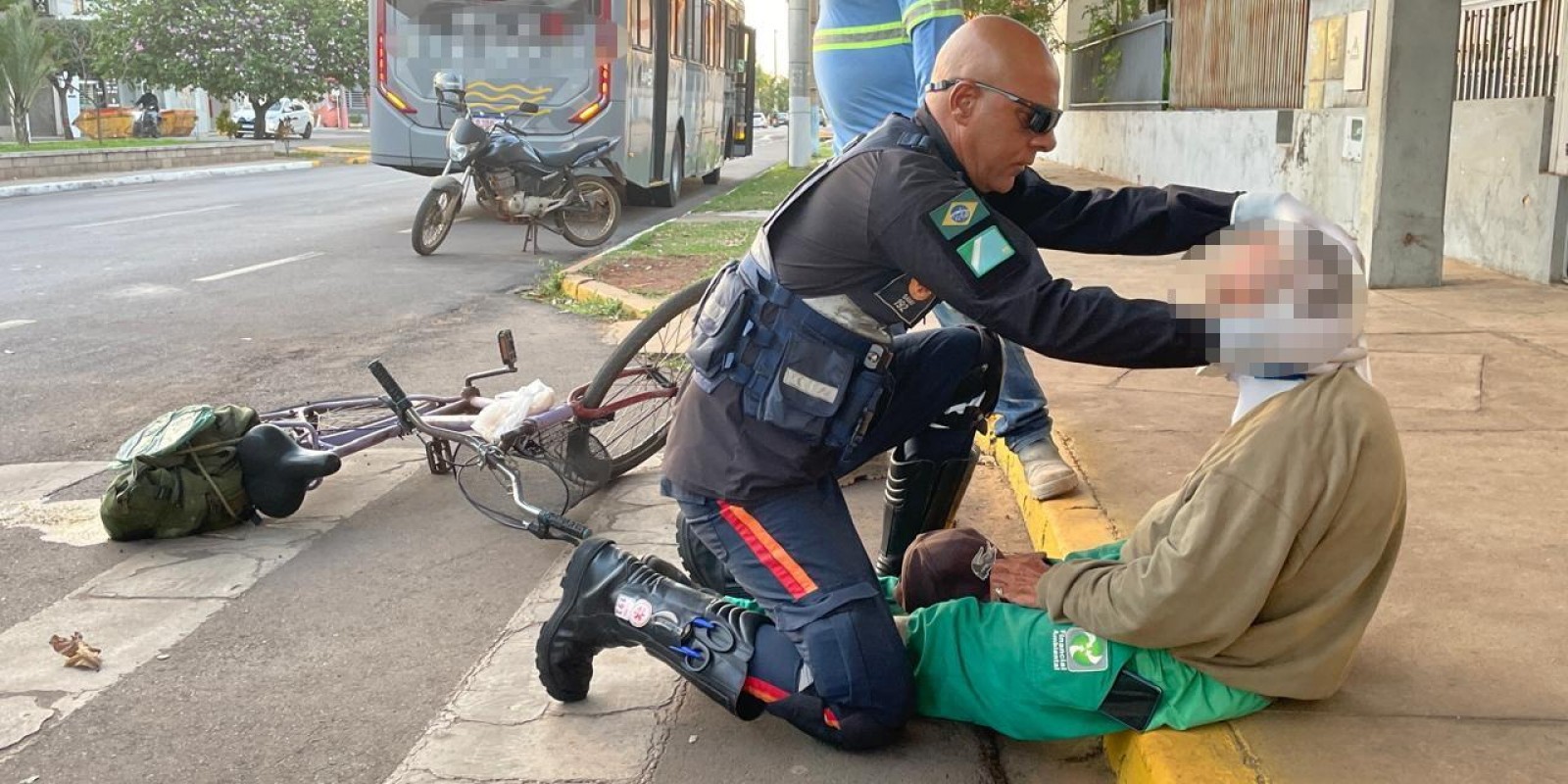 VEJA O VÍDEO: Mal começou o dia e acidente entre ônibus e bicicleta deixa idoso ferido no Centro de Três Lagoas