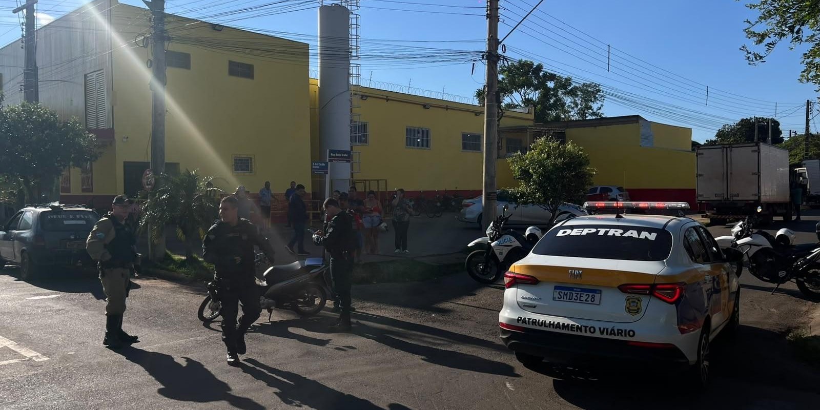 Sem CNH, motorista fura sinal de PARE, atropela motociclista e termina na delegacia em Três Lagoas