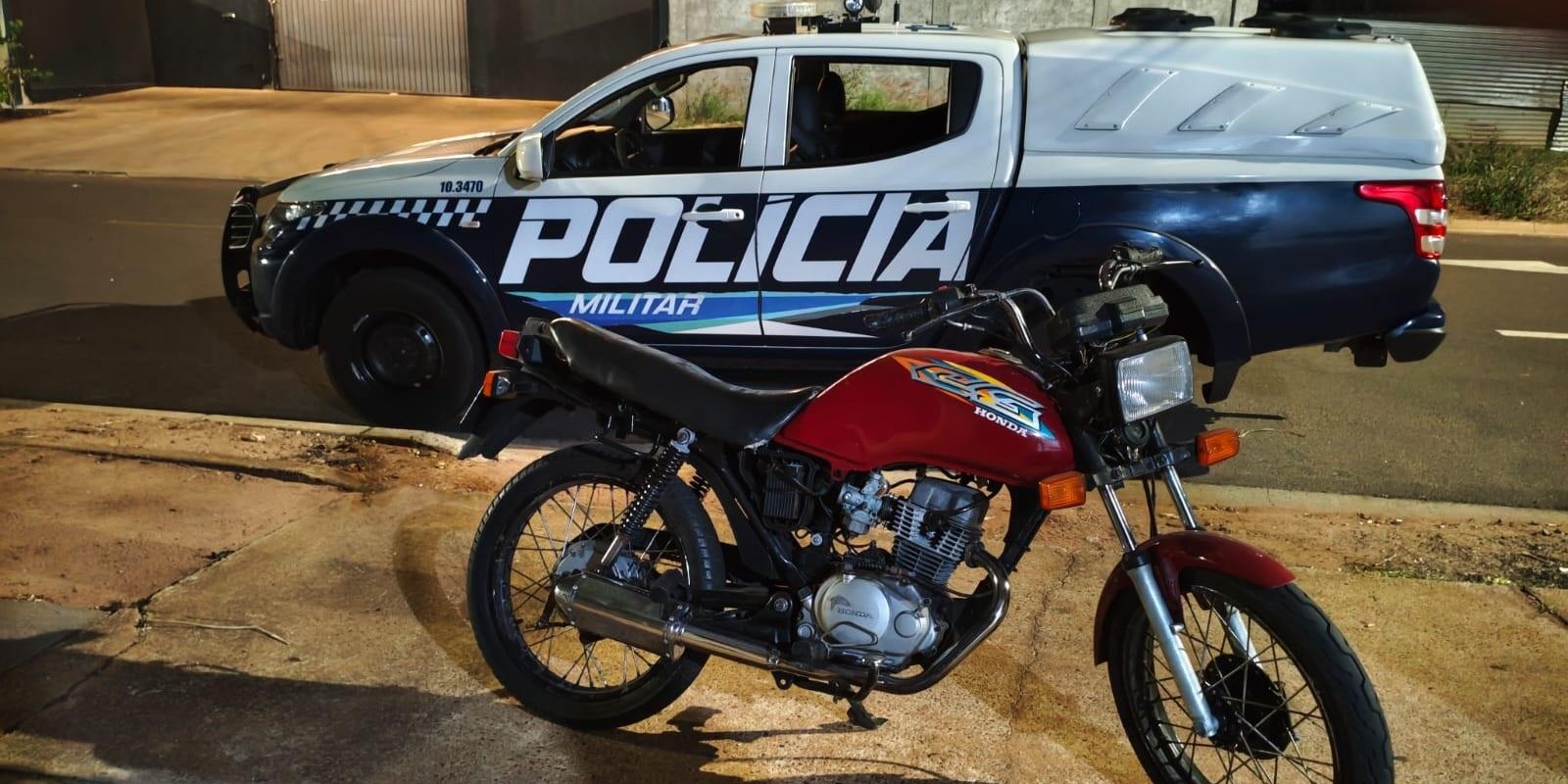 “Estralou” o escapamento da moto, fez pose e deu uma de bacana: Ele só esqueceu da equipe do sargento J. Corrêa da PM que flagrou tudo