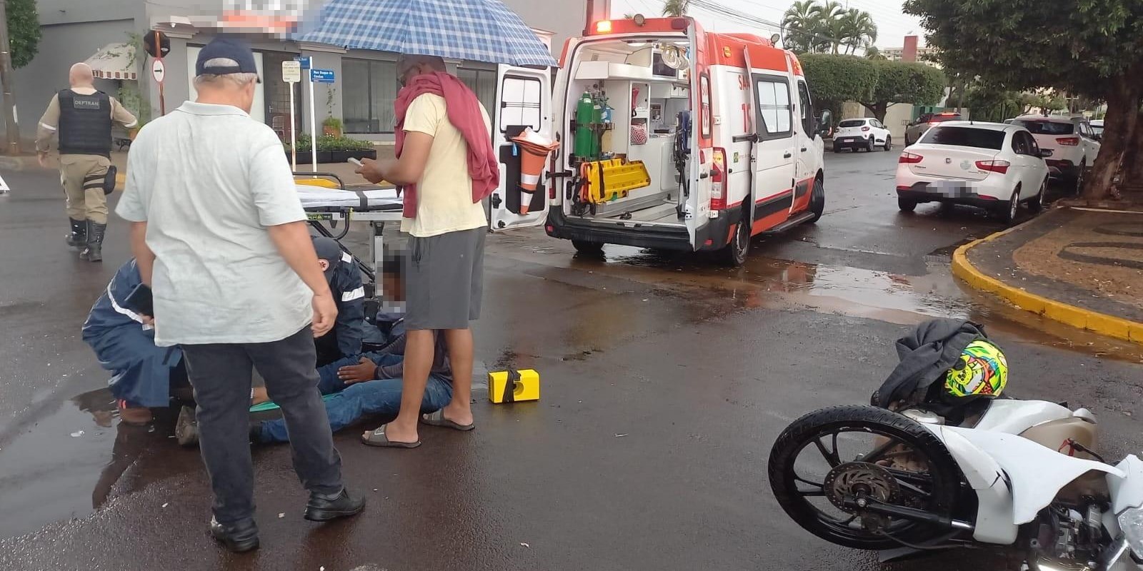 Pista molhada pode ter contribuído em acidente entre carro e moto no Centro de Três Lagoas