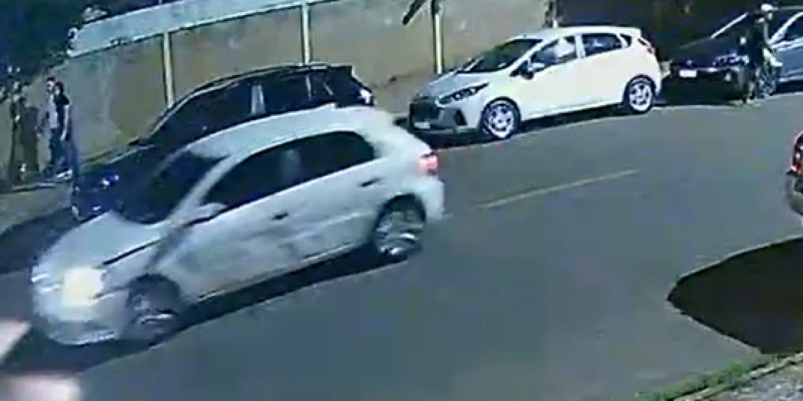 VEJA O VÍDEO: Do nada, motorista engata a primeira, bate em carro parado e vai embora; prejuízo chega a R$ 6 mil