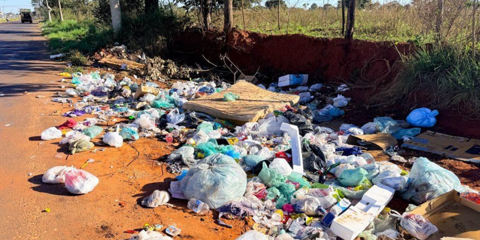 Flagrado jogando lixo? Até descarte de sacola em local proibido pode terminar em multa em Três Lagoas