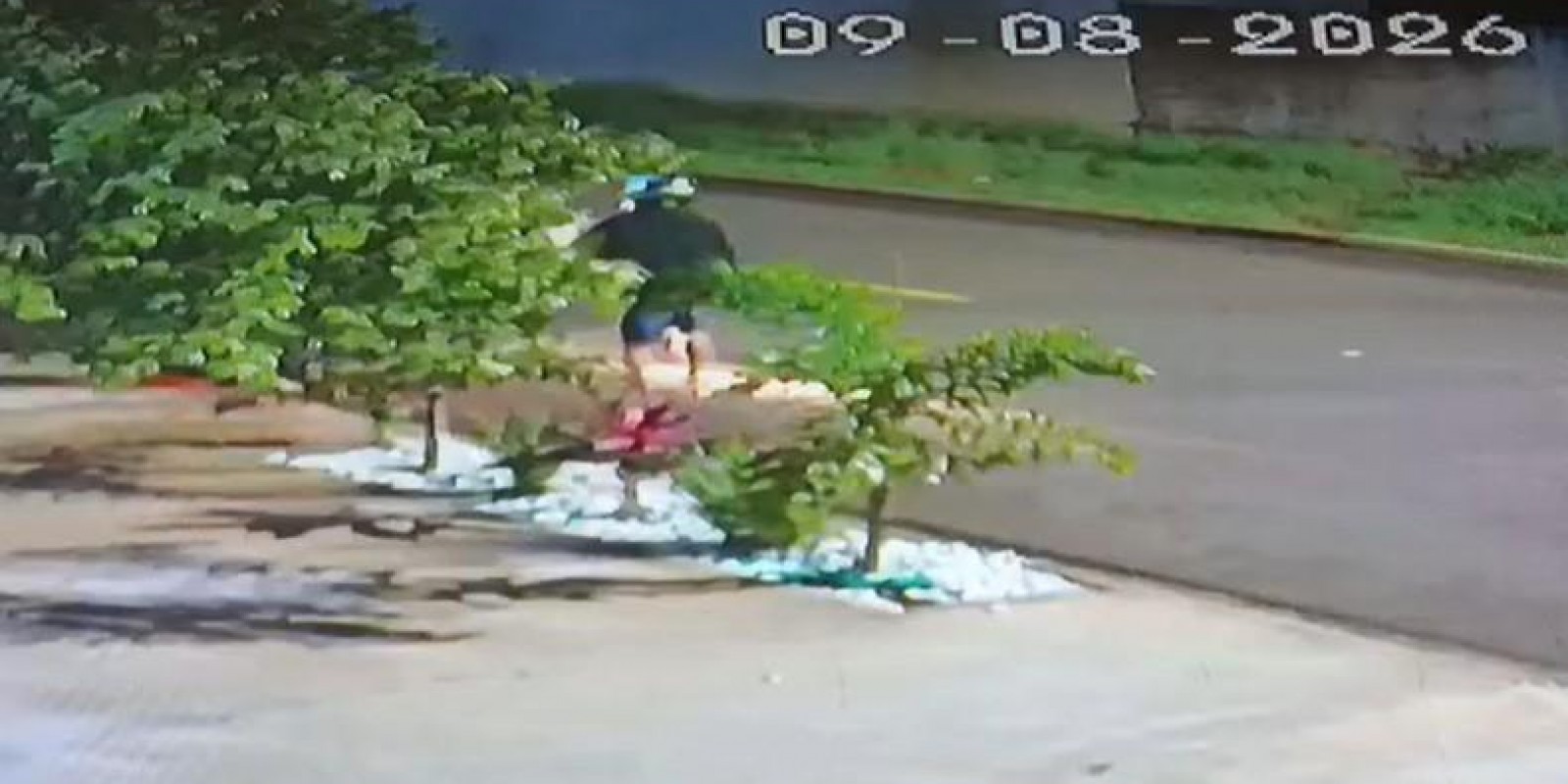 Só acontece em Três Lagoas: “Amor, comprei pedras pro jardim”. Ladrão paisagista passa de moto, escolhe as pedras e leva para casa  
