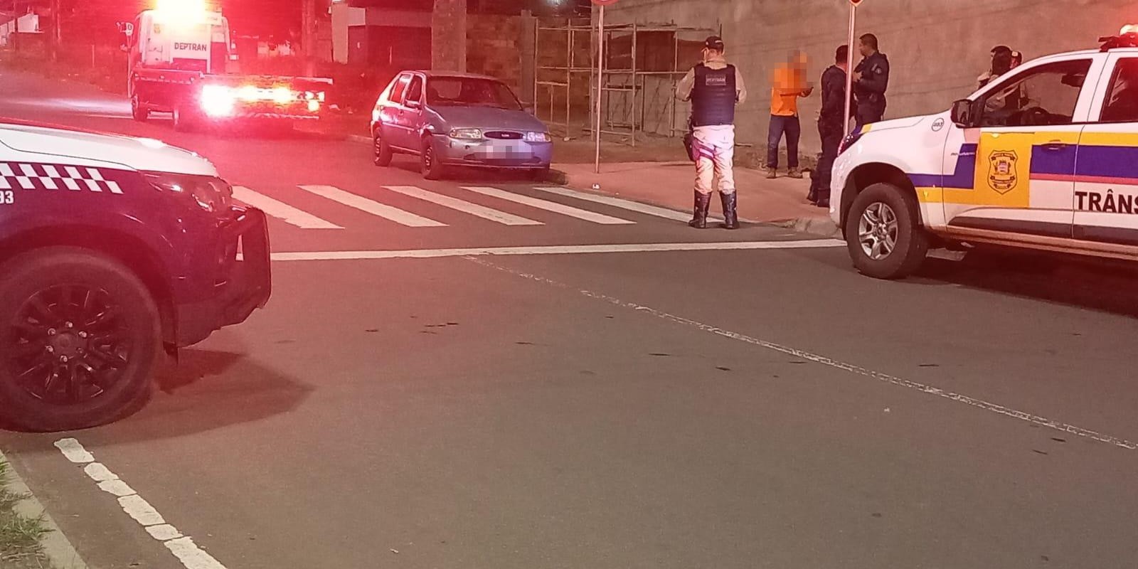   Que cachaça foi esta? Motorista sem CNH, na contramão, carro irregular, faróis apagados e alcoolizado ainda urina no banco do seu veículo em Três Lagoas