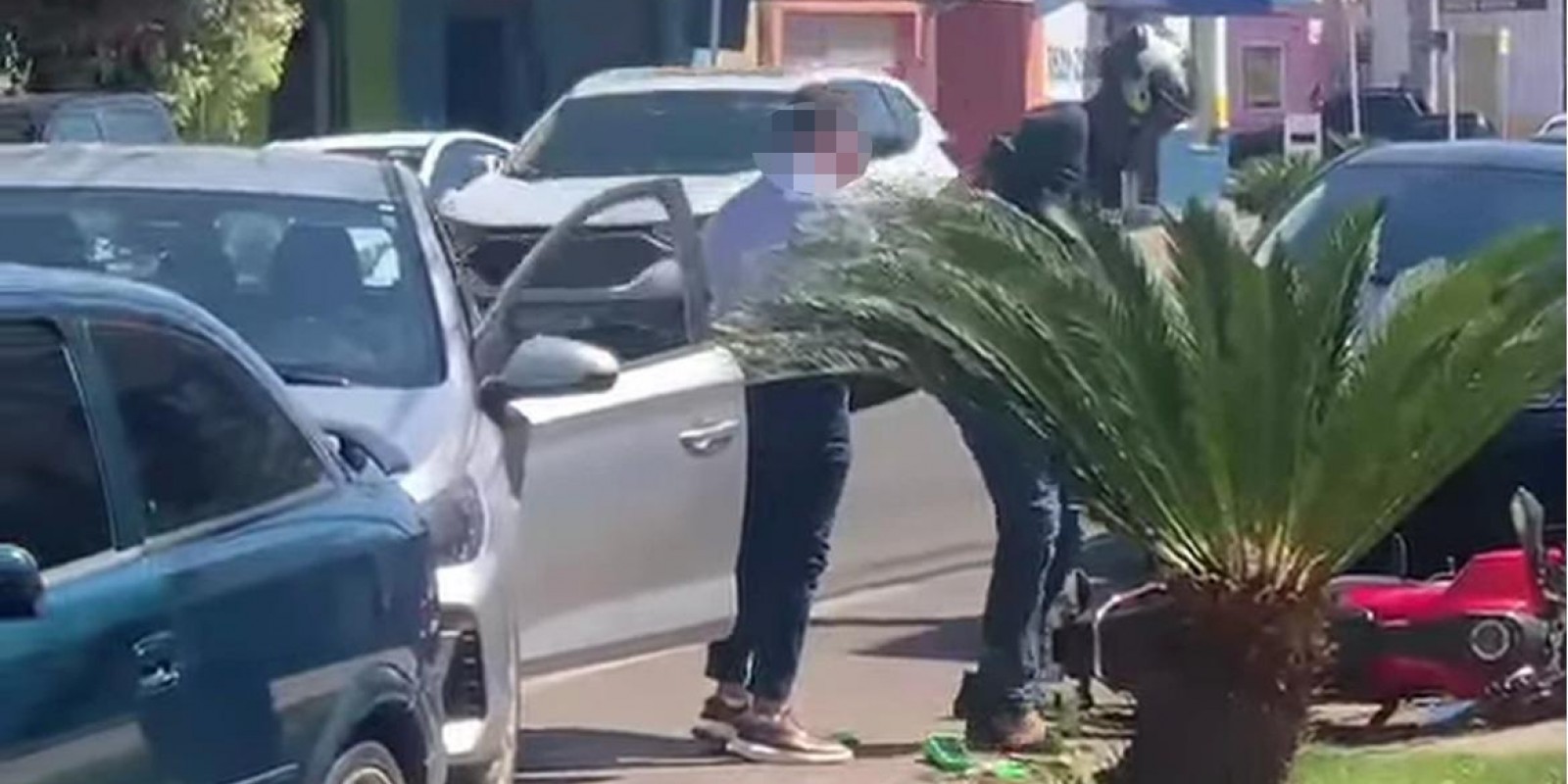 Desatenção no Centro: Motorista tenta estacionar e atinge moto de entregador em Três Lagoas