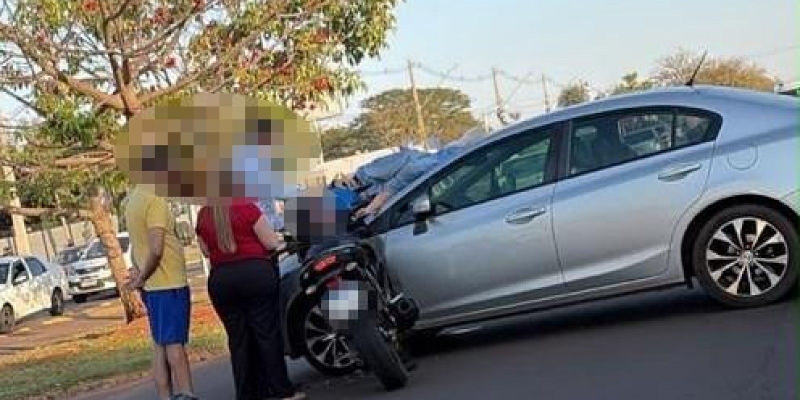 Sexta-feira começa com susto: Motociclista é arremessada e vai parar em cima de carro após acidente em Três Lagoas