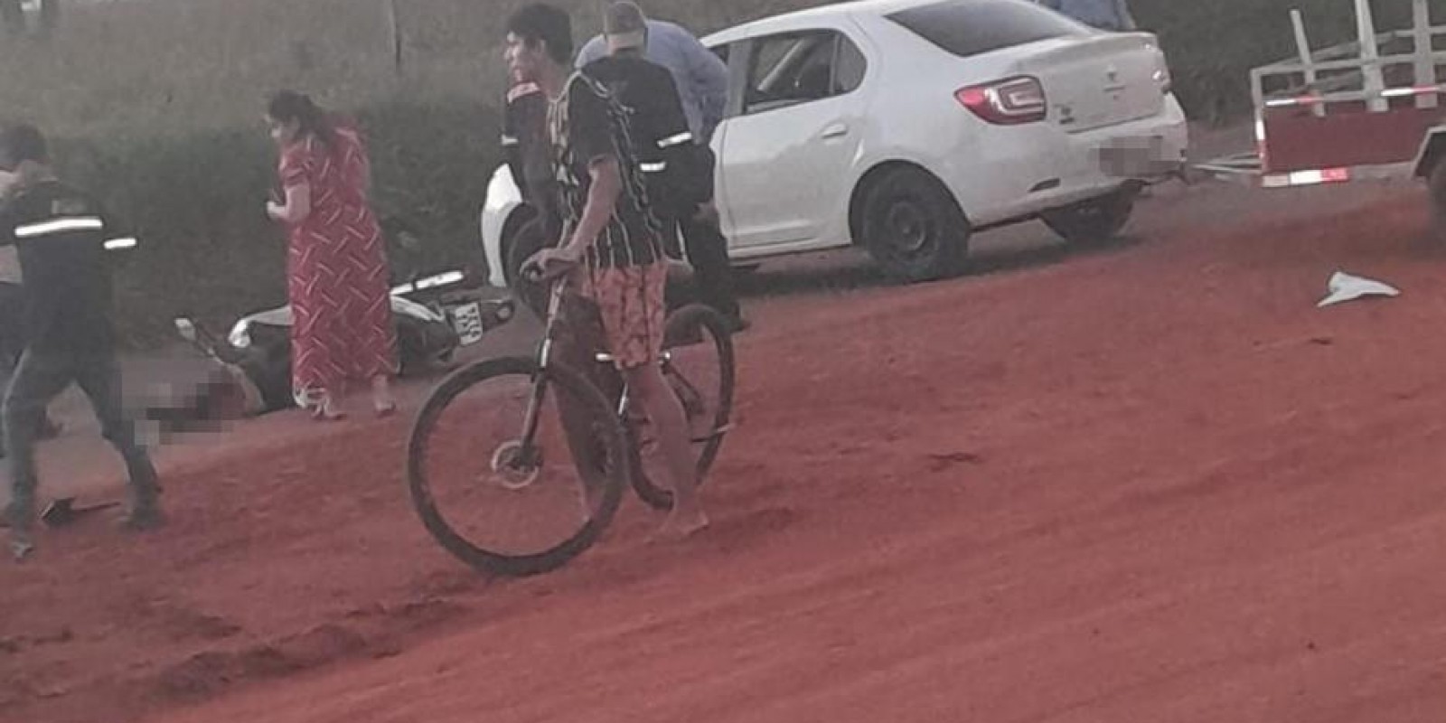 Grave colisão entre duas motos deixa mulher ferida e com intenso sangramento na cabeça em Três Lagoas