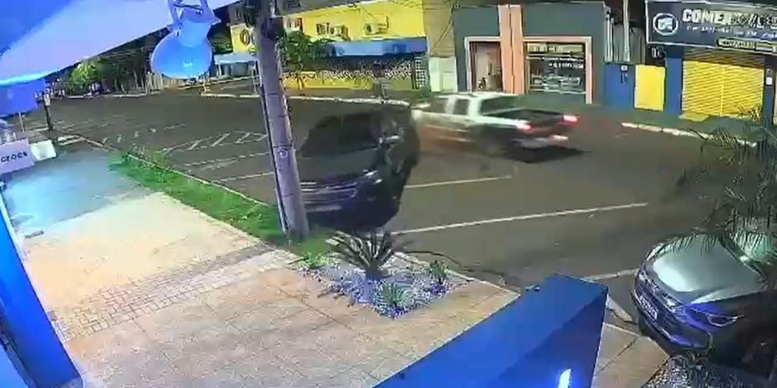 BATEU E SUMIU: Câmera flagra S-10 acertando caminhonete, jogando veículo contra poste e motorista fugindo em Três Lagoas