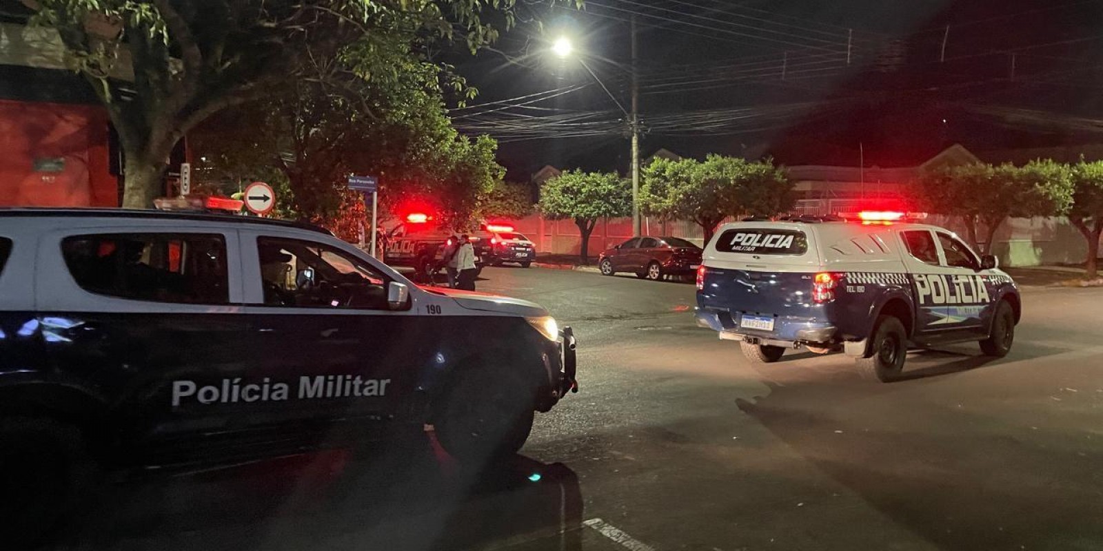 VEJA O VÍDEO: “Brotou viatura”: PM chega em peso e impede que briga entre grupos termine em confusão maior após saída da Festa do Folclore em Três Lagoas