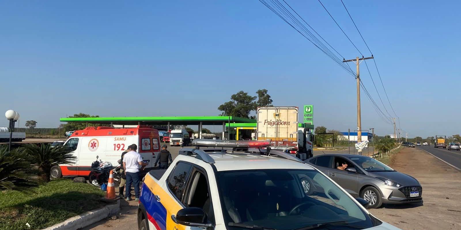 SUSTO NA BR-262: Motociclista bate na traseira de caminhão que entrava em posto de combustível em Três Lagoas