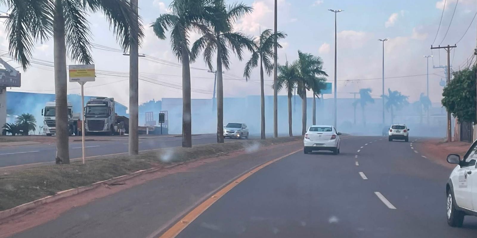 Fumaça toma conta da Ranulfho Marques Leal e coloca motoristas em risco em Três Lagoas