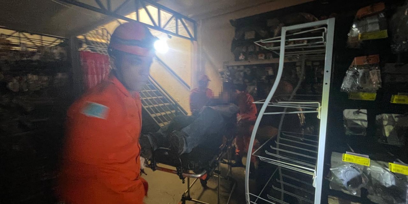VEJA O VÍDEO: Susto em loja de auto peças: Funcionário é resgatado pelos Bombeiros após incêndio em Três Lagoas