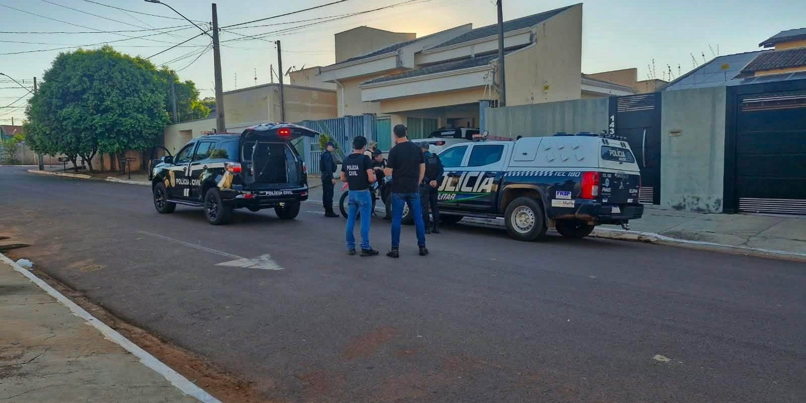 VEJA O VÍDEO: Arma escondida no teto, motos e até Dodge Ram termina em prisões durante operação da PM e Civil de Três Lagoas e Brasilândia 