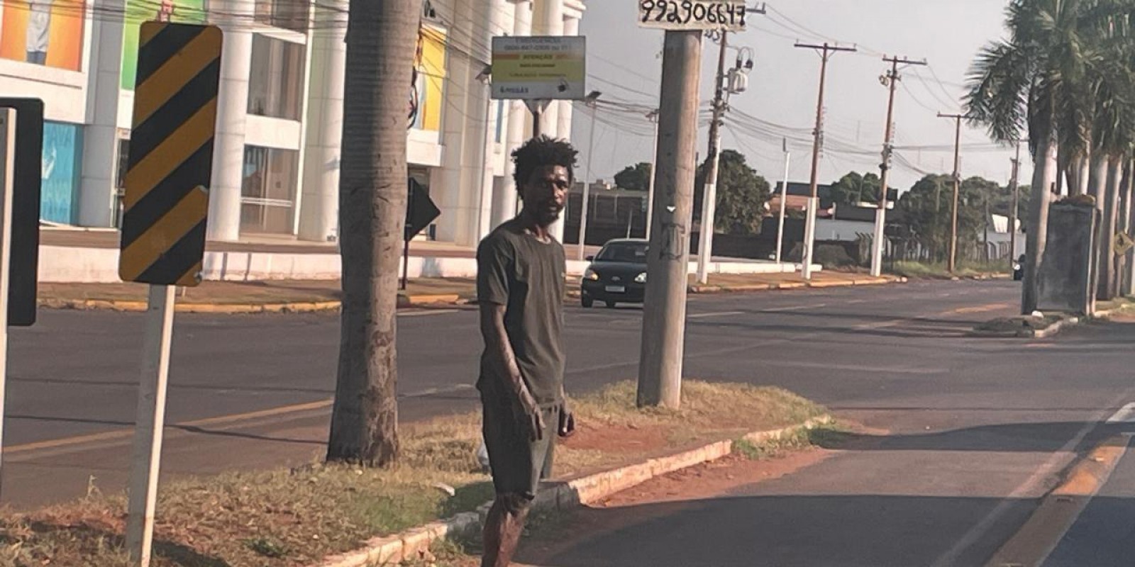 Enquanto muitos reclamavam da vida, ele luta: Com uma perna amputada, homem sobrevive de moedas e trocados em semáforo de Três Lagoas