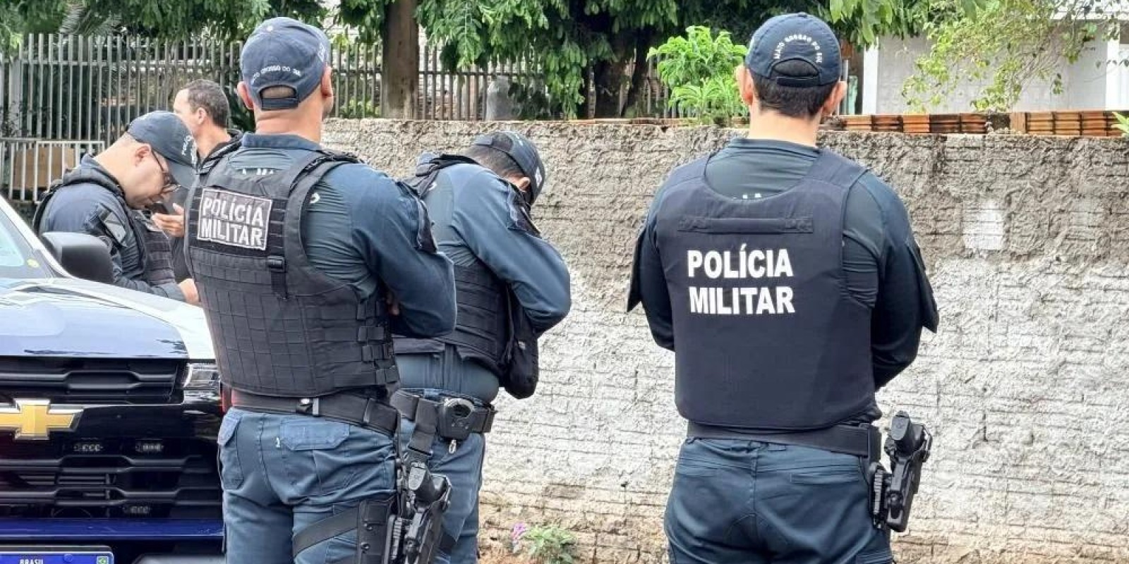 Homem atira contra policiais, invade casa e morre durante confronto