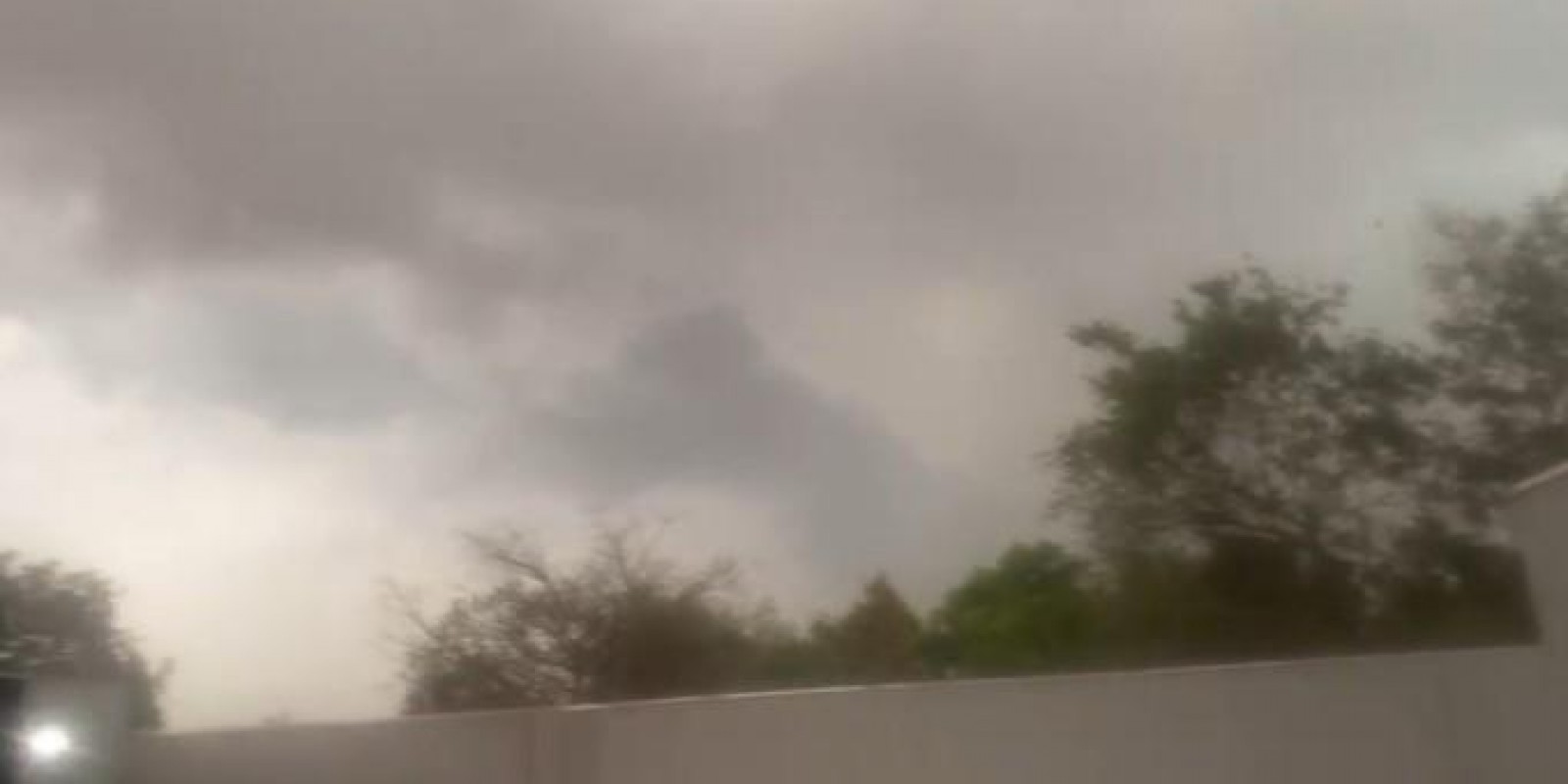 VEJA O VÍDEO: Tempo fecha em Três Lagoas e chuva chega à cidade; Bombeiros e Defesa Civil ficam em alerta neste sábado 