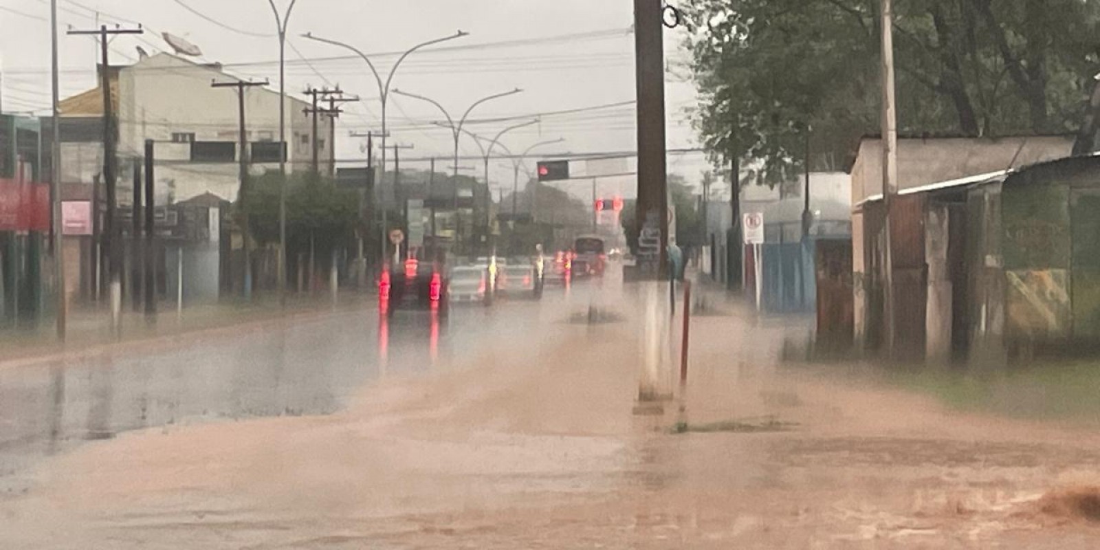 Chuva alaga avenida e outros pontos de Três Lagoas no domingo de eleição
