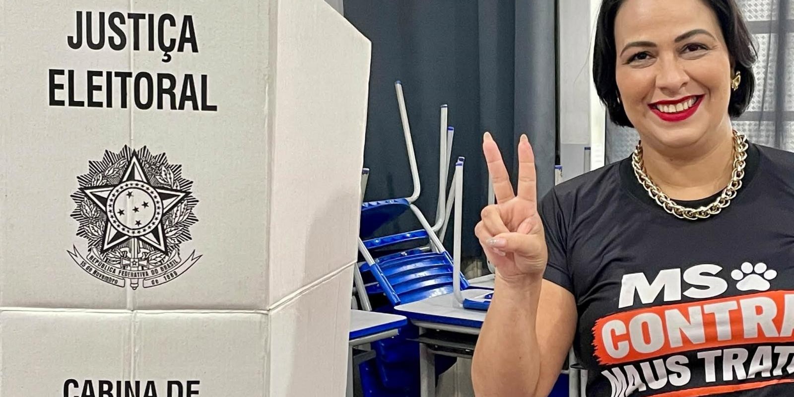 Ao lado dos filhos, Charlene Bortoleto vota na escola Irmã Sheila, em Três Lagoas