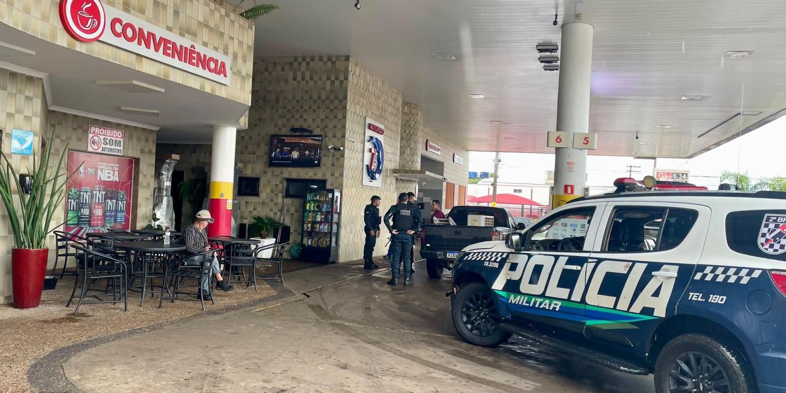 De novo no pátio do posto: frentistas não aguentam mais; homem embriagado tenta quebrar banheiro e xinga funcionários