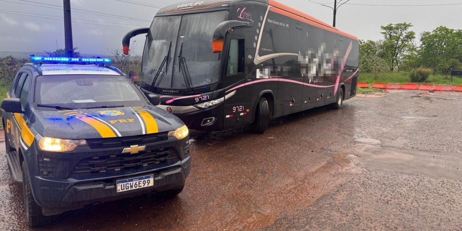 VEJA O VÍDEO: Homem é preso após incendiar ônibus na BR-262; 13 passageiros conseguem escapar das chamas entre Três Lagoas e Água Clara