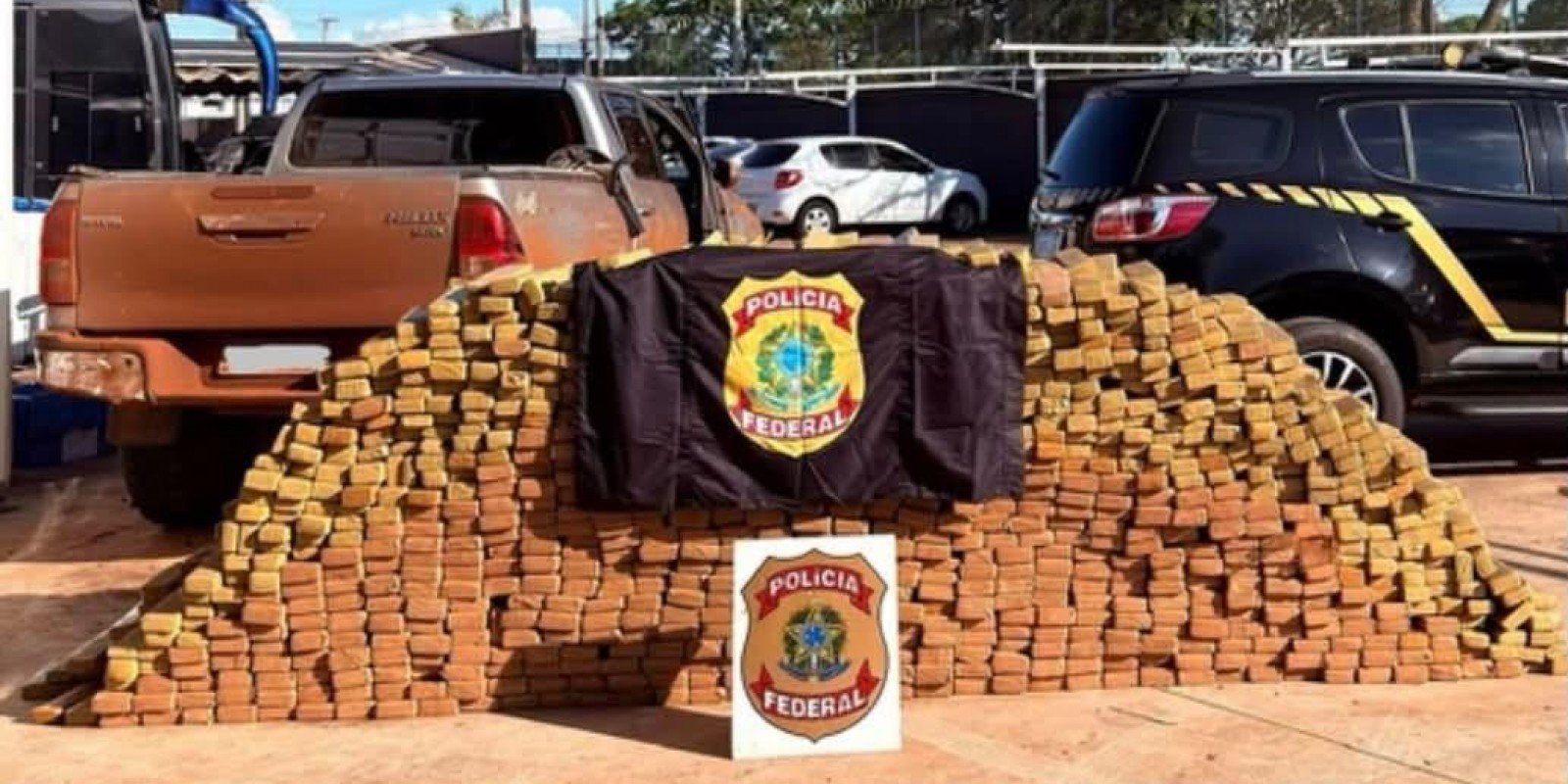 Casa abandonada escondia 1,8 tonelada de maconha em caminhonete de luxo; Polícia Federal faz apreensão em Três Lagoas