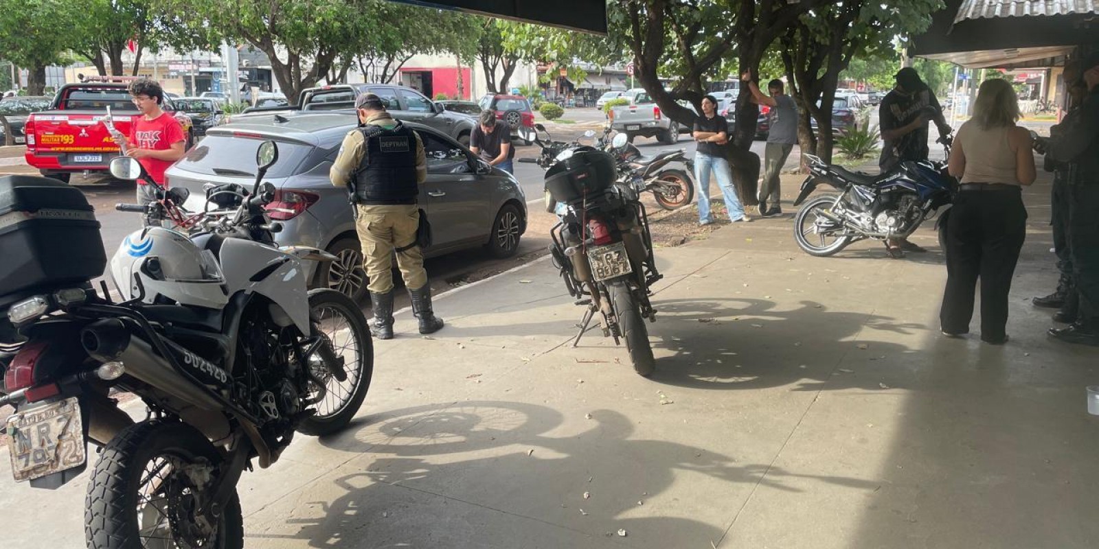 VEJA O VÍDEO: Acidente envolvendo moto e dois carros interdita meia avenida no centro de Três Lagoas; mulher fica ferida