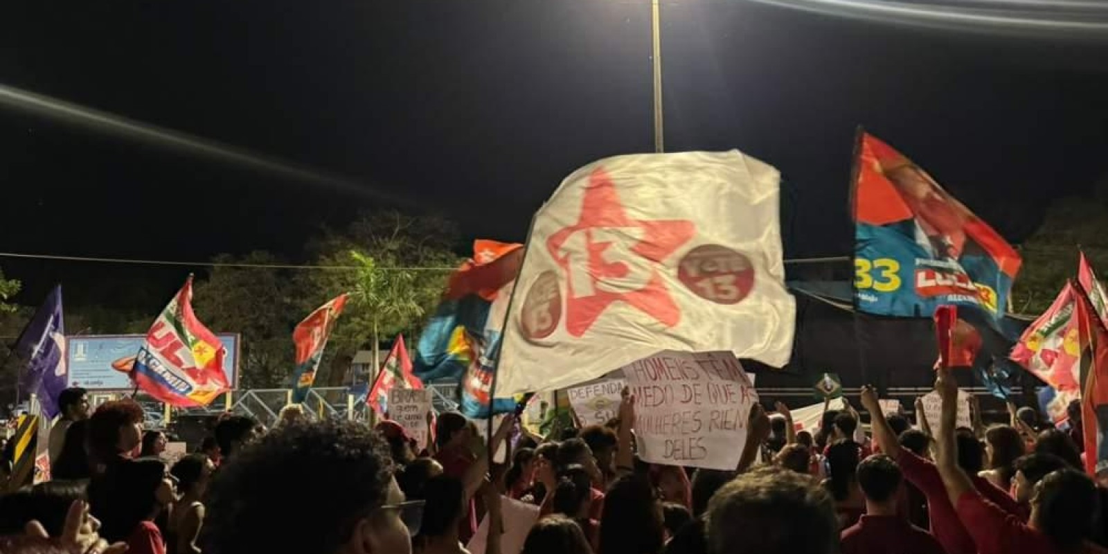 Ato pró-Lula reuniu cerca de 800 pessoas e teve até bandeiraço na frente de universidade em Três Lagoas