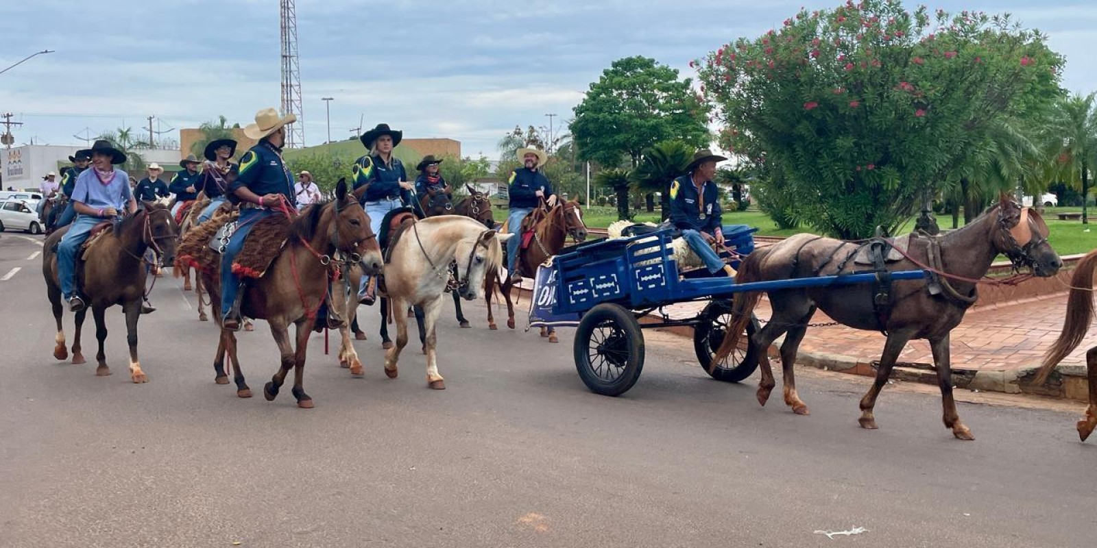 VEJA O VÍDEO: Cavalgada chega a Brasilândia e movimenta a economia da cidade com visitantes de toda a região