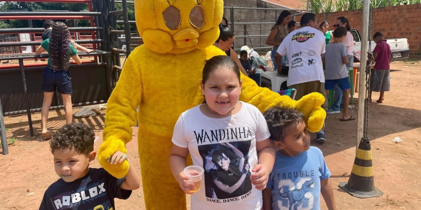 VEJA O VÍDEO: Bolo gigante, brinquedos e muita diversão marcam festa do Dia das Crianças no bairro Vila Haro, em Três Lagoas