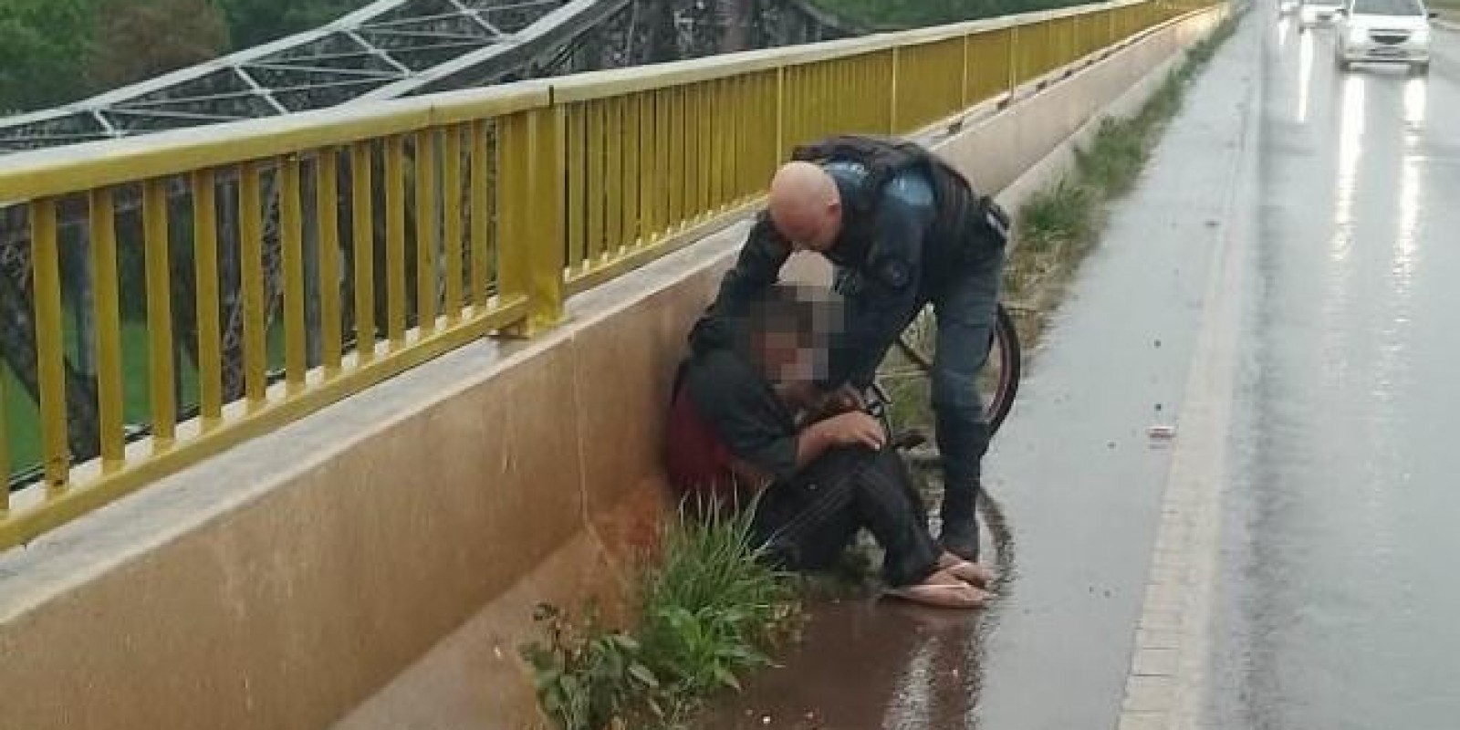 VEJA O VÍDEO: Mesmo debaixo de forte chuva, policiais militares de Três Lagoas salvam homem que tentava pular da ponte do Rio Paraná; vítima já apresentava sinais de hipotermia