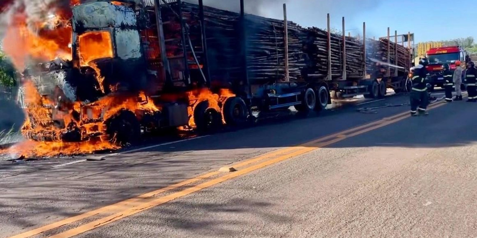 VEJA O VÍDEO: Trânsito é liberado após incêndio em tritrem carregado de eucalipto entre Três Lagoas e Brasilândia