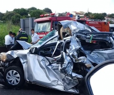 Engavetamento com quatro veículos deixa feridos e causa congestionamento em rodovia