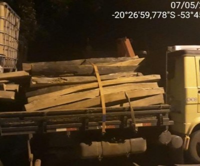Polícia Militar Ambiental autua infrator com carga de madeira ilegal