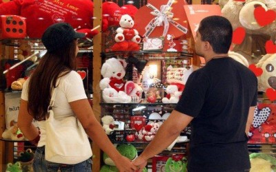 Lojas funcionarão em horário estendido nesta terça para compras do Dia dos Namorados