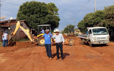 CIDADE EM OBRAS: Rua Ângelo Melão recebe terraplanagem para pavimentação