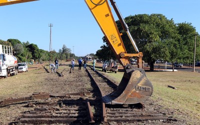 SEINTRA retira trilhos para iniciar preparação do terreno onde será construído galpão da Feira Livre