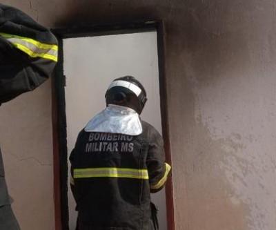 Incêndio em ponto de drogas na Vila Haro mobiliza equipes de Bombeiros de Três Lagoas