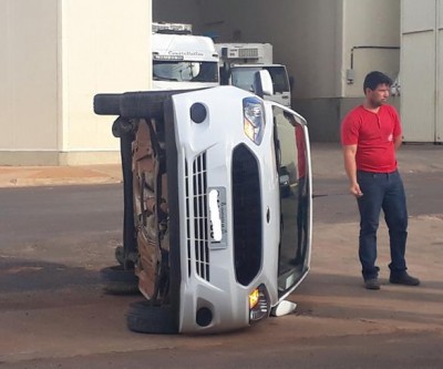 Em Chapadão do Sul, Ford KA capota após ser atingido por Montana