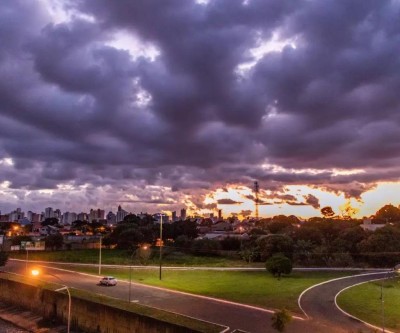 Frente fria chega provocando pancadas de chuva e Inmet alerta para temporal