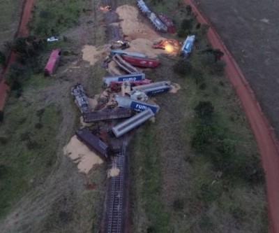 Trem com 17 vagões carregados de soja descarrila em Aparecida do Taboado