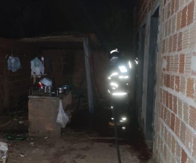 Bombeiros registram incêndio em residência no bairro Santa Terezinha 