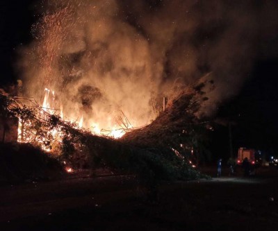 Incêndio de grandes proporções atinge fiação e deixa moradores sem energia
