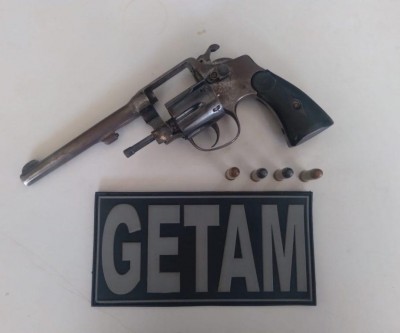 Jovem acusado de disparos é preso com arma de fogo pela PM em Dourados