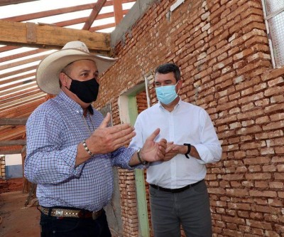 No Distrito de Arapuá, prefeito Guerreiro e Secretário Estadual Eduardo Riedel, visitam escola em reforma