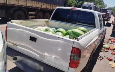 Caminhão tomba com 35 toneladas de melancia e carga é doada 