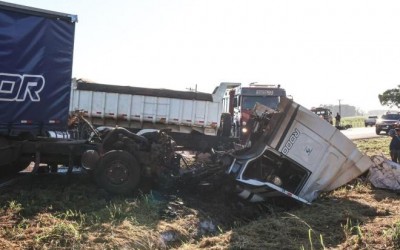 Ultrapassagem causa acidente com caminhões e mata motociclista na BR-262